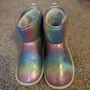 I’m selling boots, They have the colors blue, yellow, pink and purple.